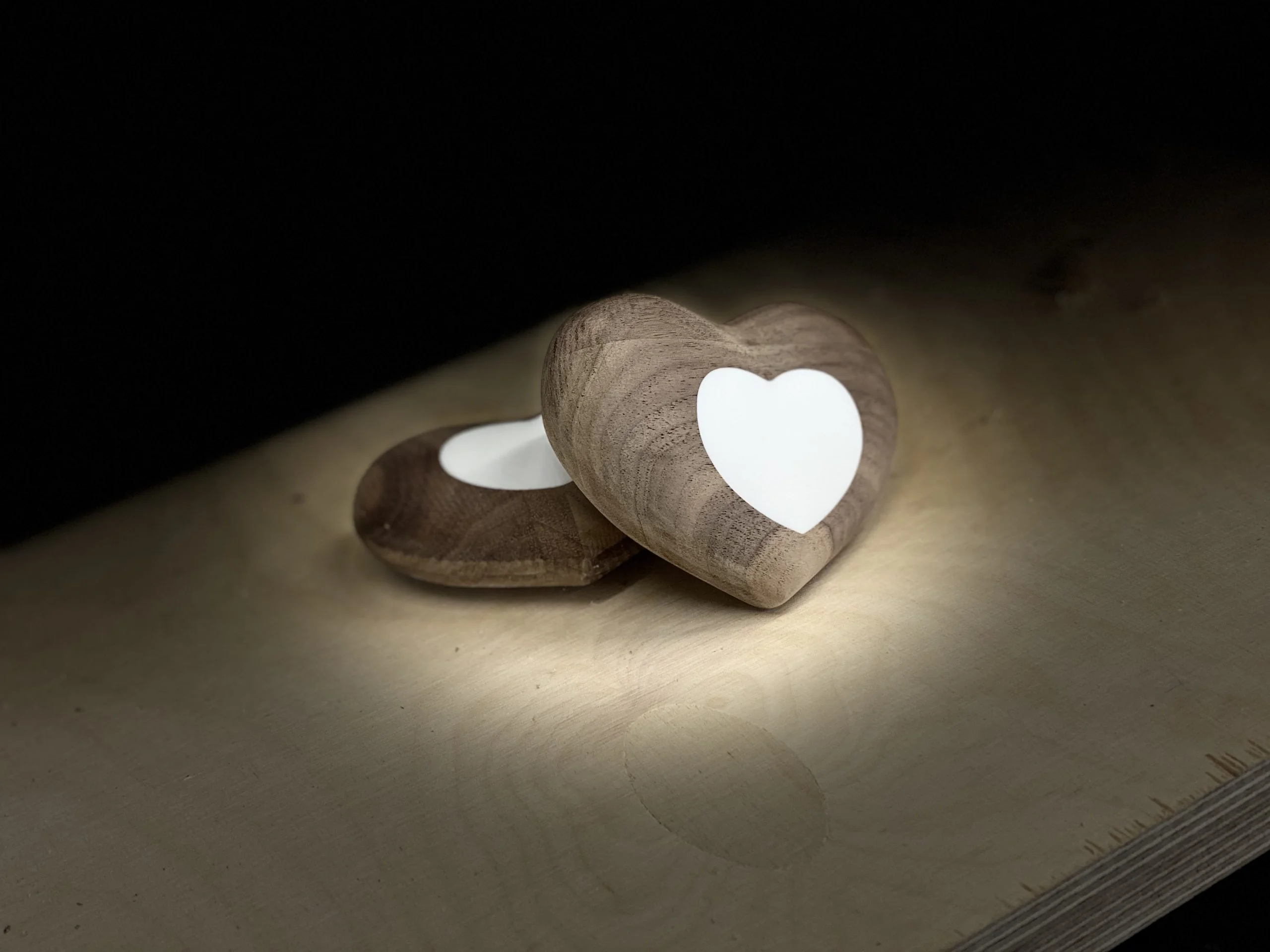 Herz aus Mineralwerkstoff und Holz